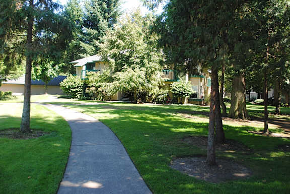 Walk at Commons at Creekside Apartments, Oregon