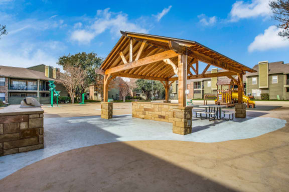 Picnic Area With Grilling Facility at Newport Apartments, Irving, TX, 75062