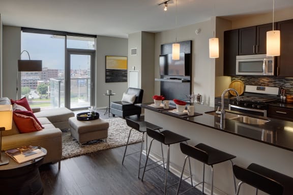 Large windows and luxurious amenities at Catalyst, Chicago, IL,60661