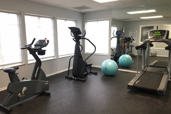 Fitness Center With Modern Equipment at Eagle Crest Apartments, Galloway, Ohio