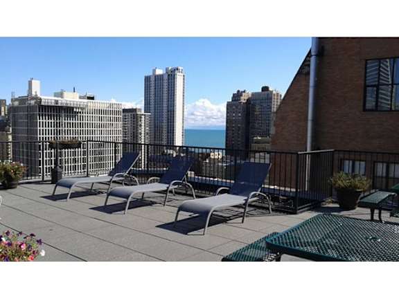 Sundeck on Terrace at 14 West Elm Apartments, Illinois, 60610
