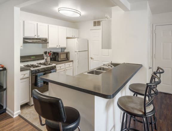 Kitchen bar at Boulder Pointe Apartments in Middletown, NY 10940