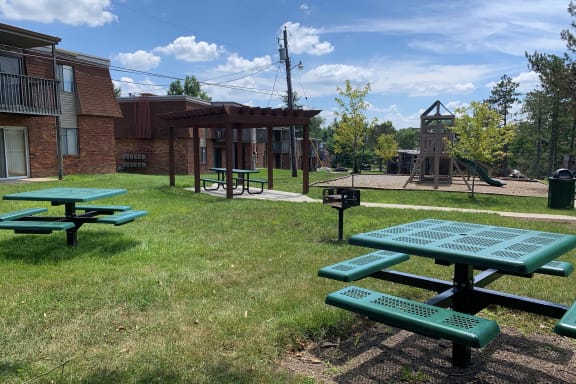 Picnic Area at East Pointe Apartments, Cincinnati, 45245