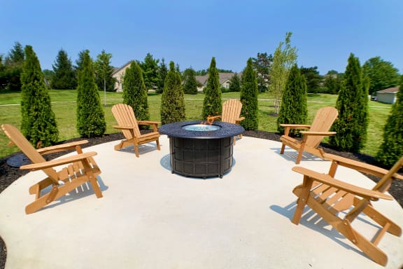 Firepit Lounge at Steeplechase Apartments, Loveland, OH