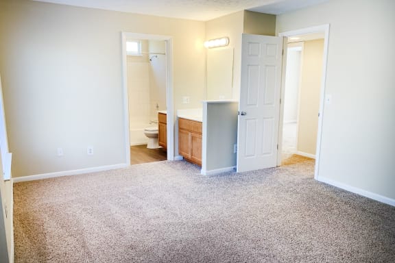 Beige Carpet In Bedroom at The Vinings Apartments, Cincinnati