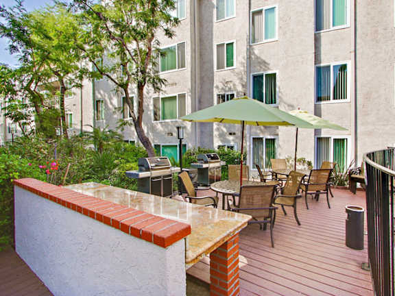 BBQ/Picnic Area at Woodcliff Apartments in The Palms, Los Angeles, CA