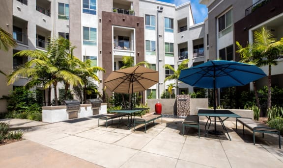 Picnic Courtyard with Built-In Barbecues at Accent, Los Angeles, CA