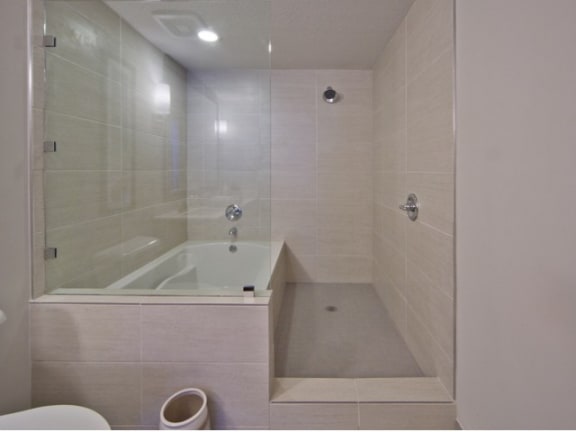 Spacious Bathrooms With Soaking Garden Tubs at Windsor at Doral,4401 NW 87th Avenue, Miami, 33178