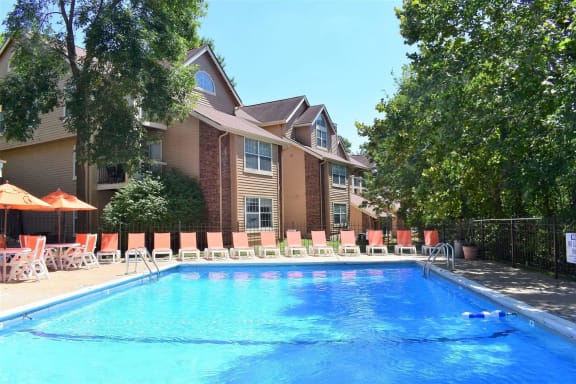 swimming pool at Hunters Ridge Apartments