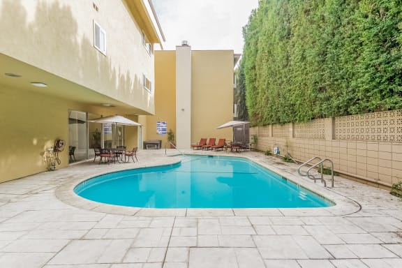 Encino Apartments Sparkling Pool