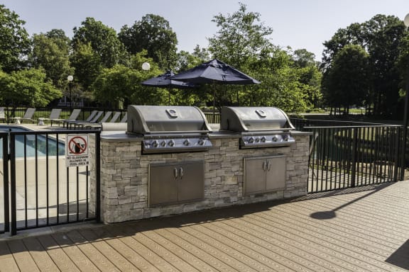 Outdoor Lounge and Grilling Area at Fairlane Woods Apartments, Michigan, 48126
