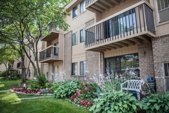 Beautiful Landscaping at Franklin River Apartments, MI 48034