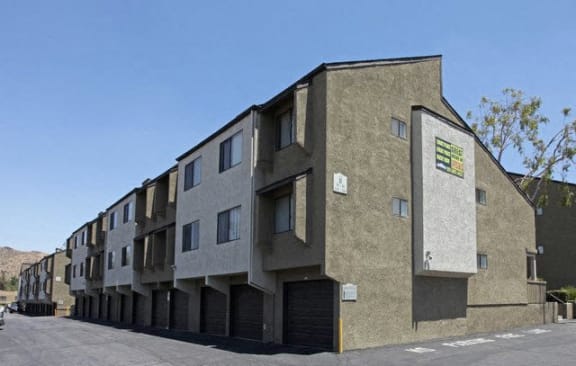 Elegant Exterior View Of Property at Highlander Park Apts, Riverside, CA