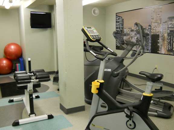 the gym at Celio Apartments with a stationary bike and other equipment