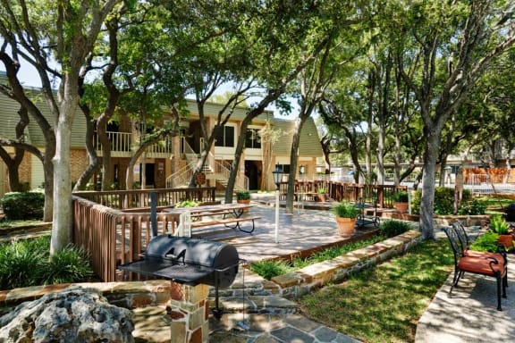 Picnic and BBQ Area at Le Montreaux Apartments, Austin, TX, 78759