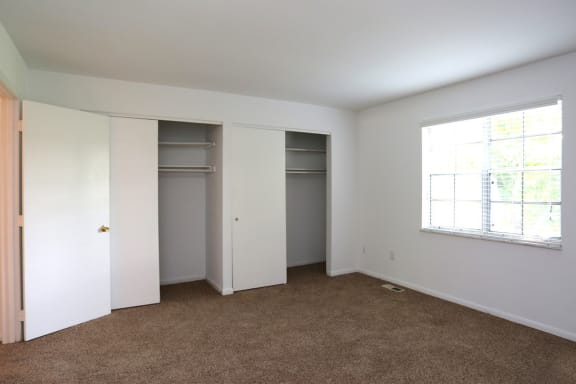 Bedroom with closet at Walnut Creek Townhomes, Ohio, 45236