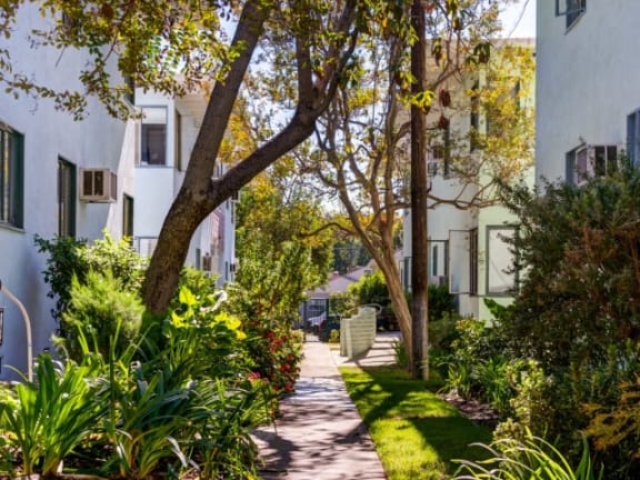 community courtyard | Chase Knolls Garden Apartments Sherman Oaks CA