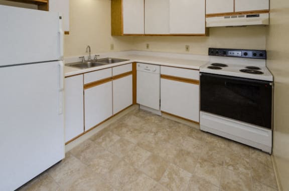 Fully Equipped Kitchen at Bradford Place Apartments, Indiana, 47909