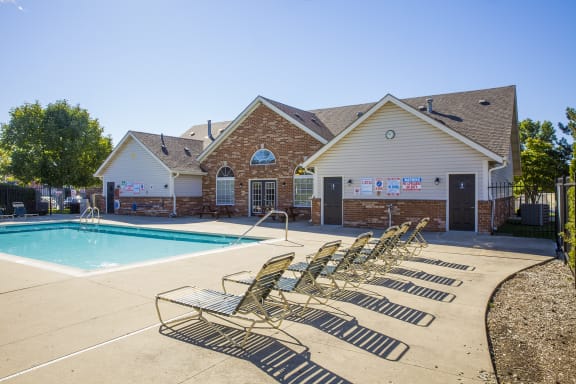 swimming pool and sundeck at Northlake Farms Apartments, Gurnee
