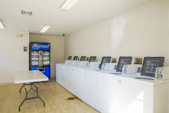 community laundry facility at Northlake Farms Apartments, Illinois 60031