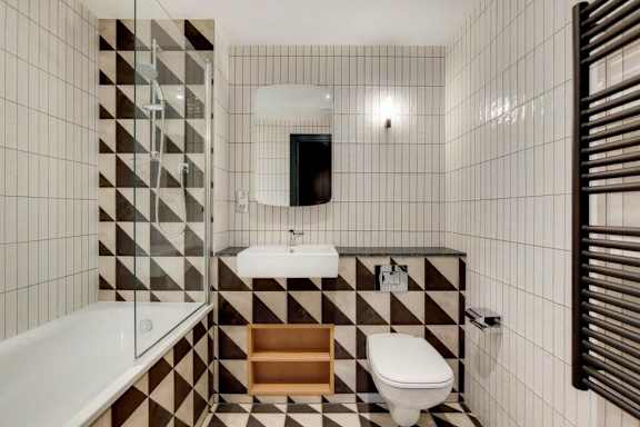 A bathroom with a black and white checkered floor at Beton Apartments, Wembley