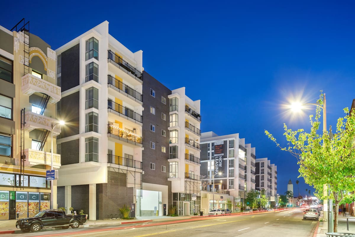 Street view of a city with buildings at 5550 Hollywood, Los Angeles, 90028