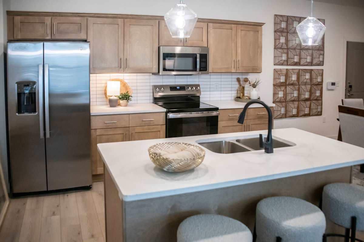 Grays Creek Apartments kitchen with stainless steel appliances - Cordova, TN