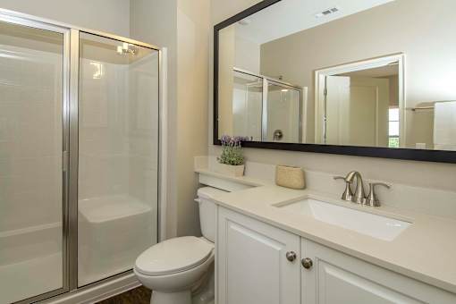Greystone Pointe apartment bathroom with tub - Knoxville, TN