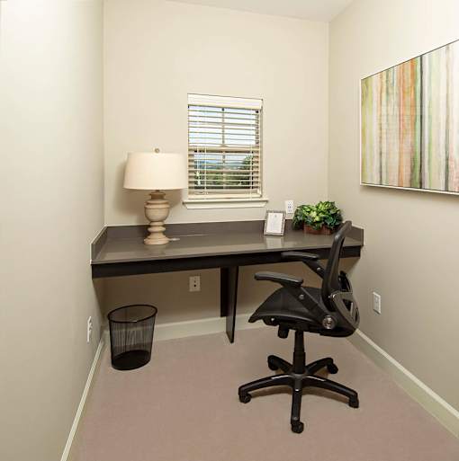Greystone Pointe apartment built-in desk nook - Knoxville, TN