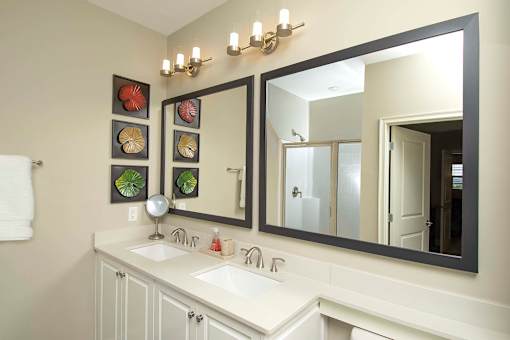 Greystone Pointe apartment primary bathroom - Knoxville, TN