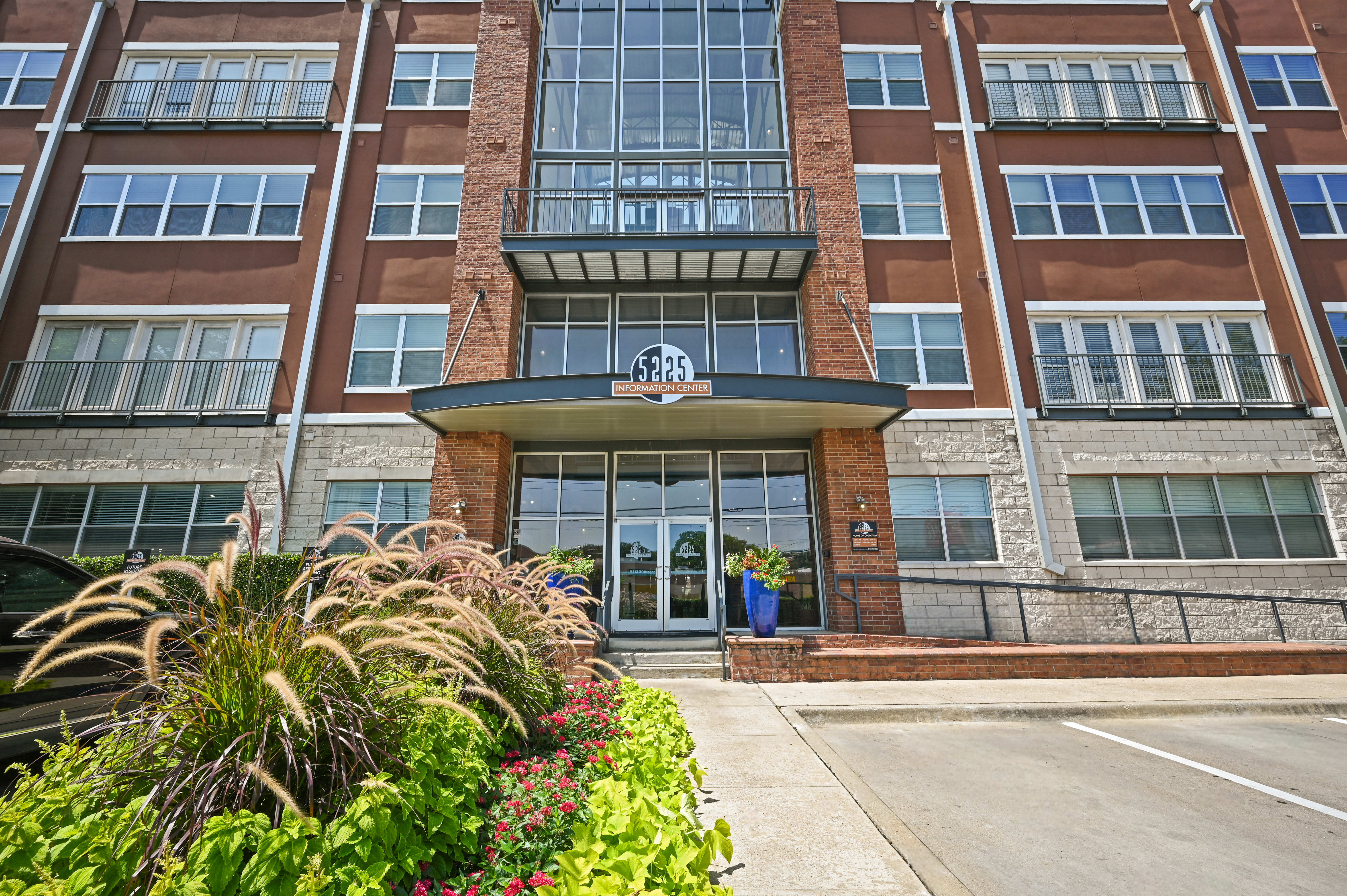 5225 Maple Avenue exterior building - Dallas, TX