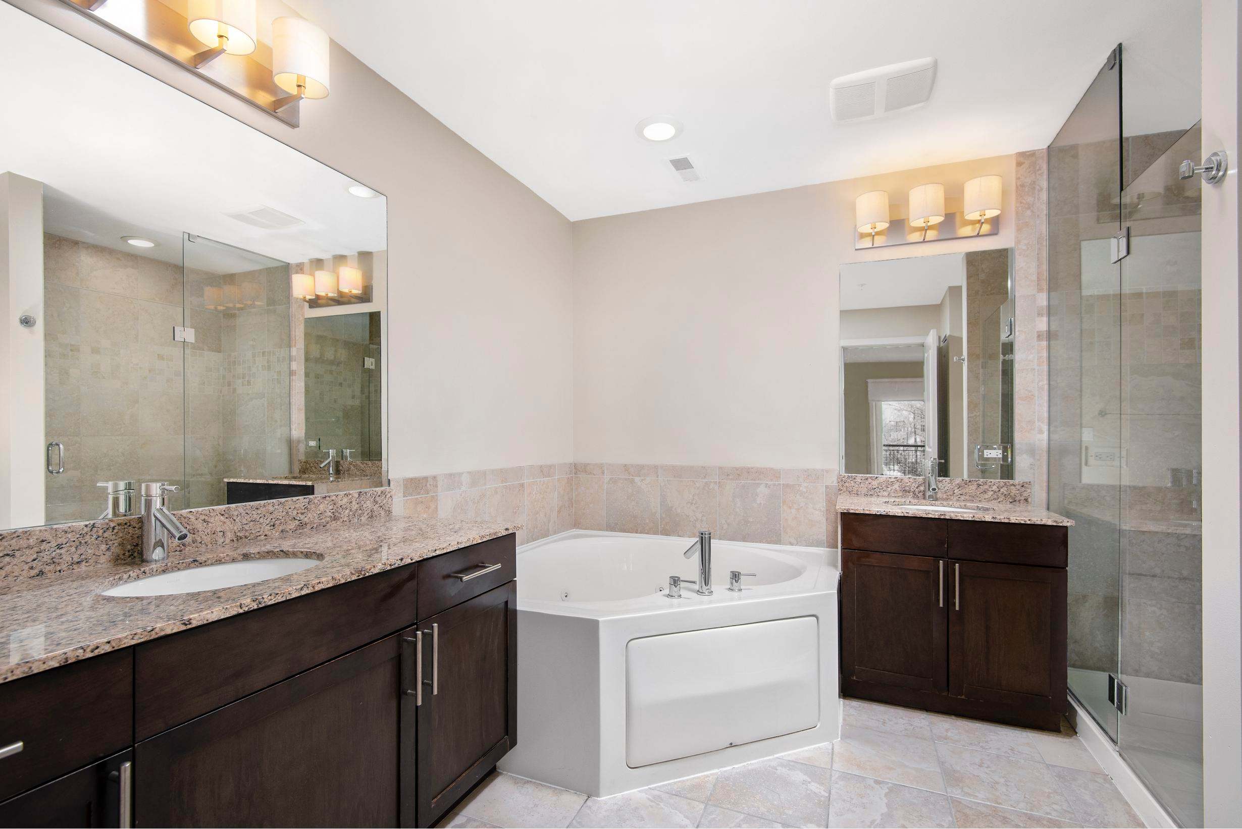 Oak Park Place apartment bathroom with tub - Oak Park, IL
