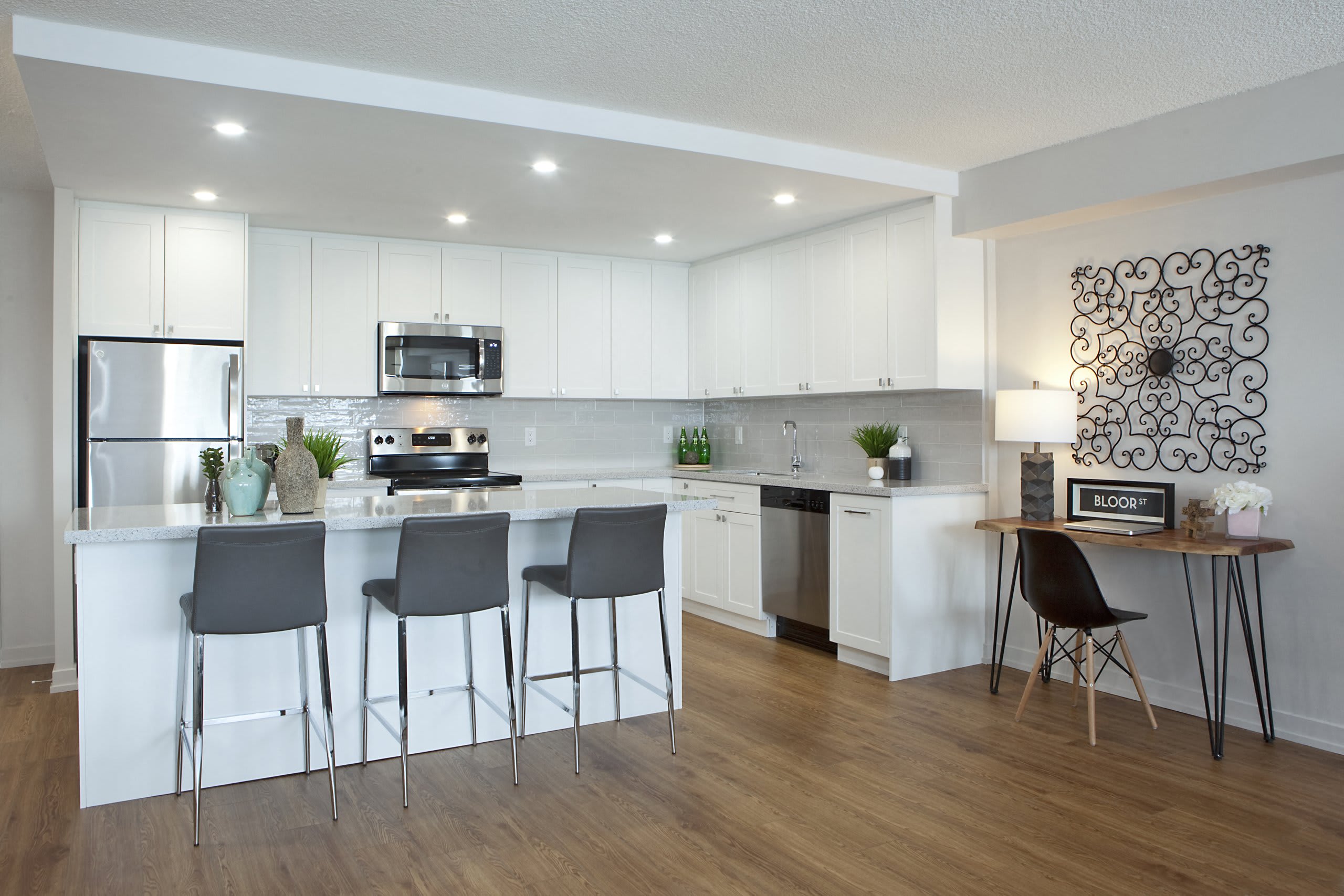 Royal Rose Apartments - The Royale 4