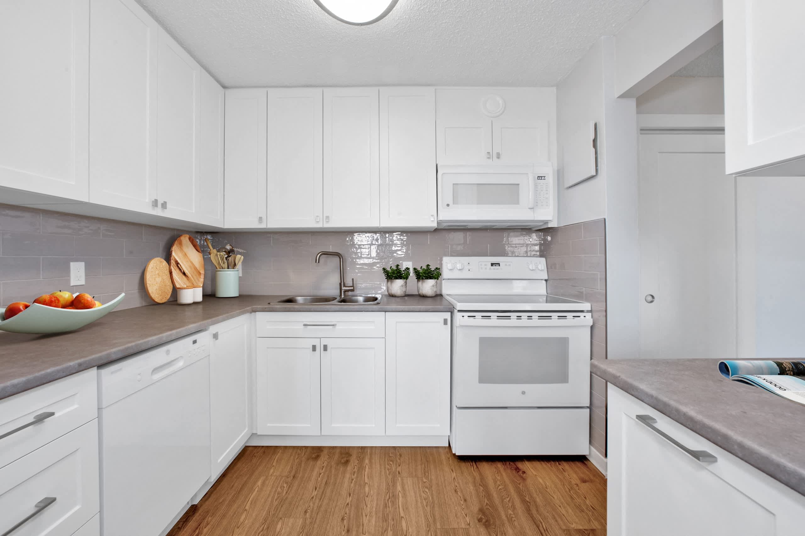 Sunset Towers - 2 Bed 1 Bath G 4