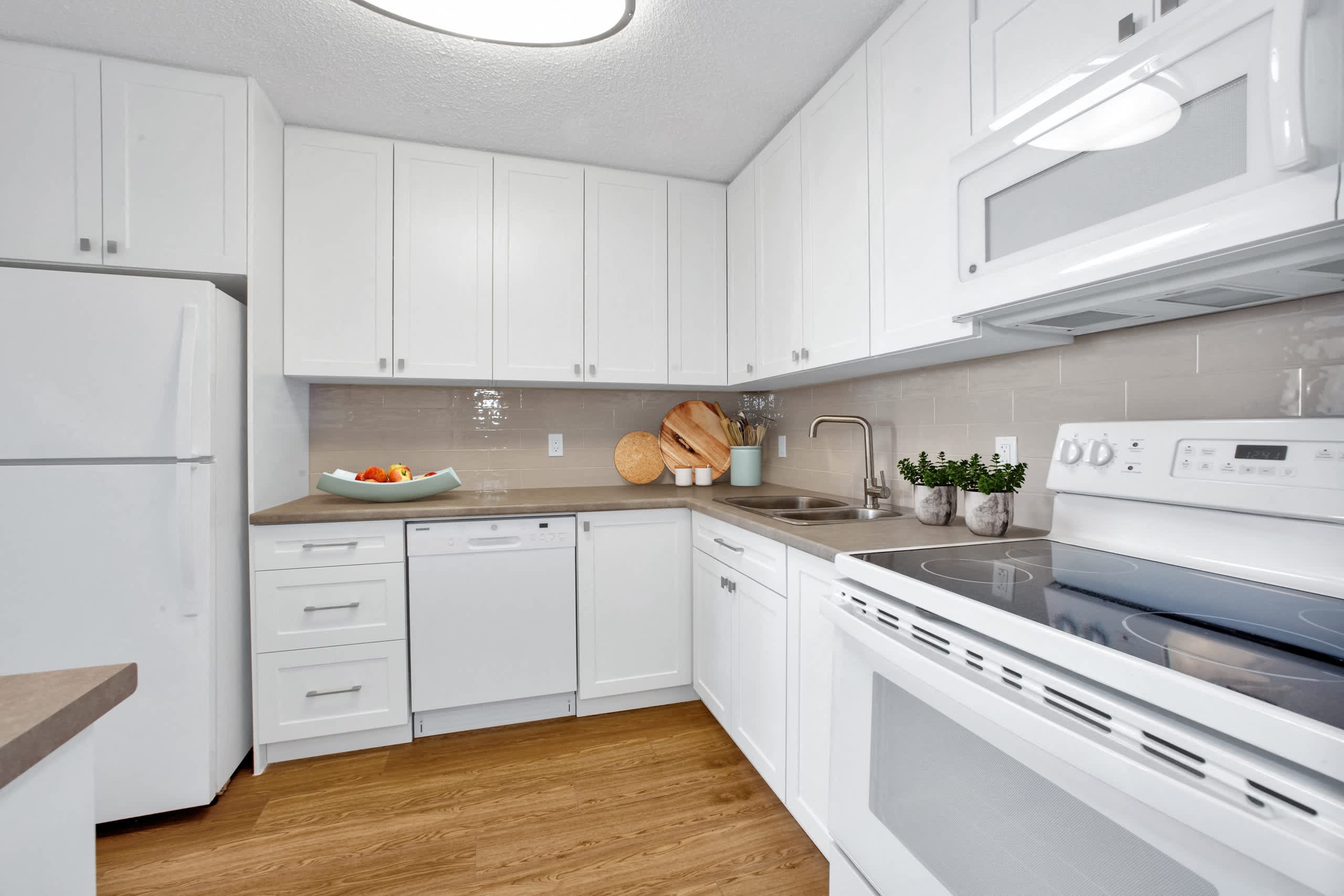 Sunset Towers - 2 Bed 1 Bath G 3