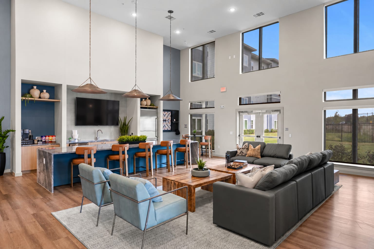 Cyrus Apartments 3 of 11