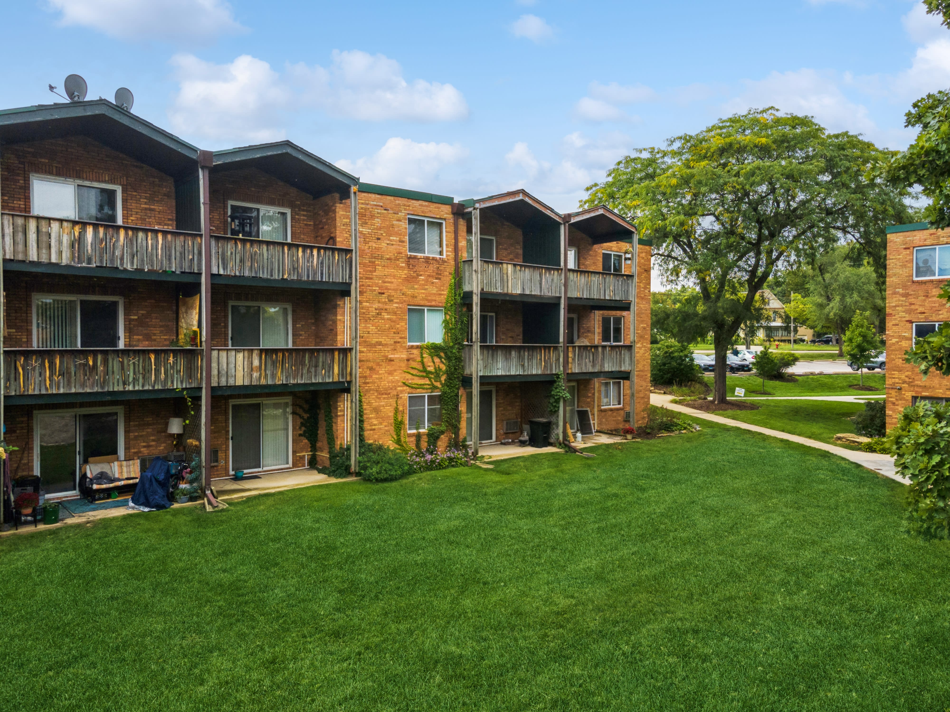 Studio, 1 & 2 Bedroom Apartments in North Aurora, IL River Oaks