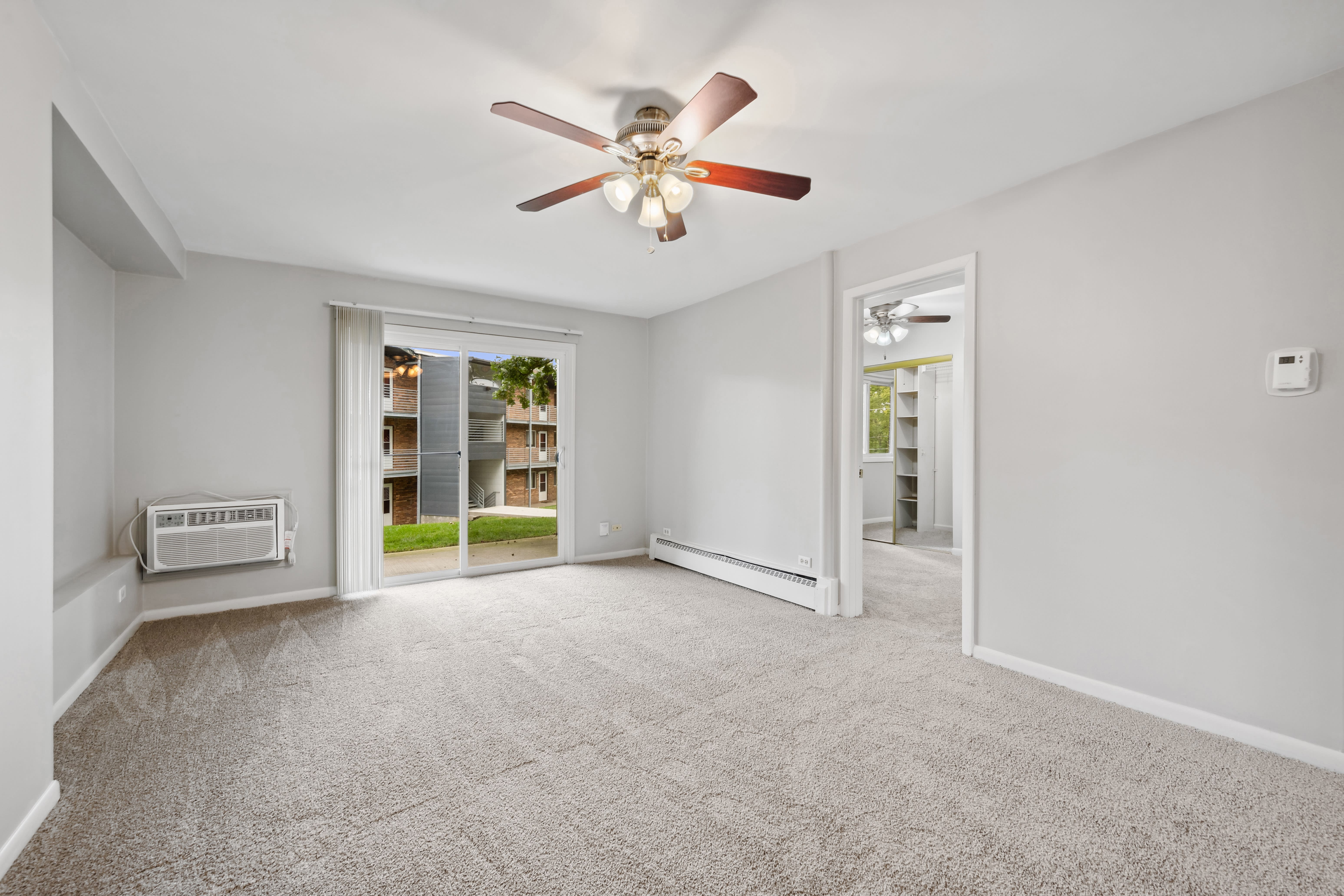 Studio, 1 & 2 Bedroom Apartments in North Aurora, IL River Oaks