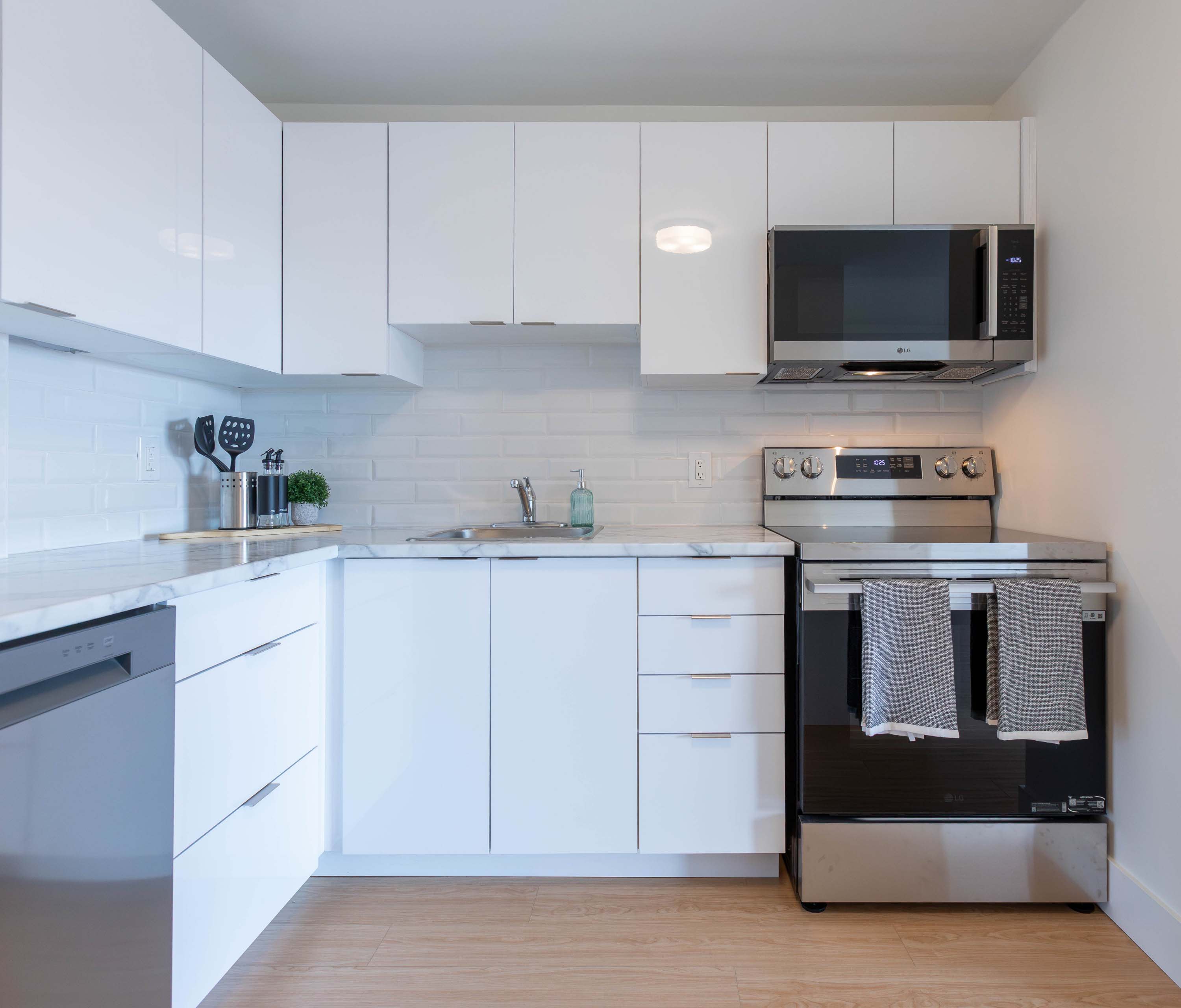 Photo 2 of Centennial Towers and Braemore Plaza - Two Bedroom - 792 Ft² - $1395 rental property