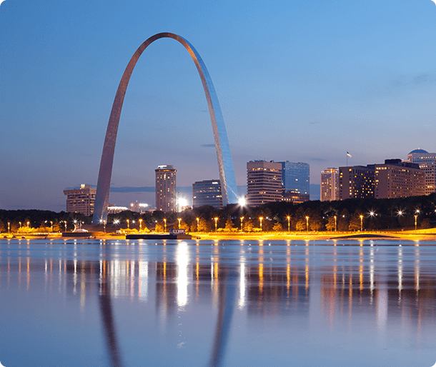 a night view of the gateway arch in st. louis