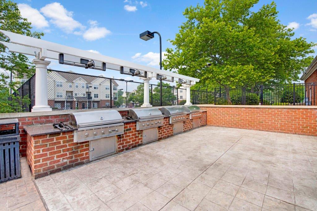 Grill area at Dulles Greene (2 of 3)