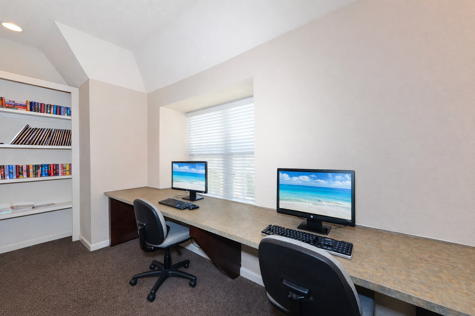 Work space at Maplewood Pointe
