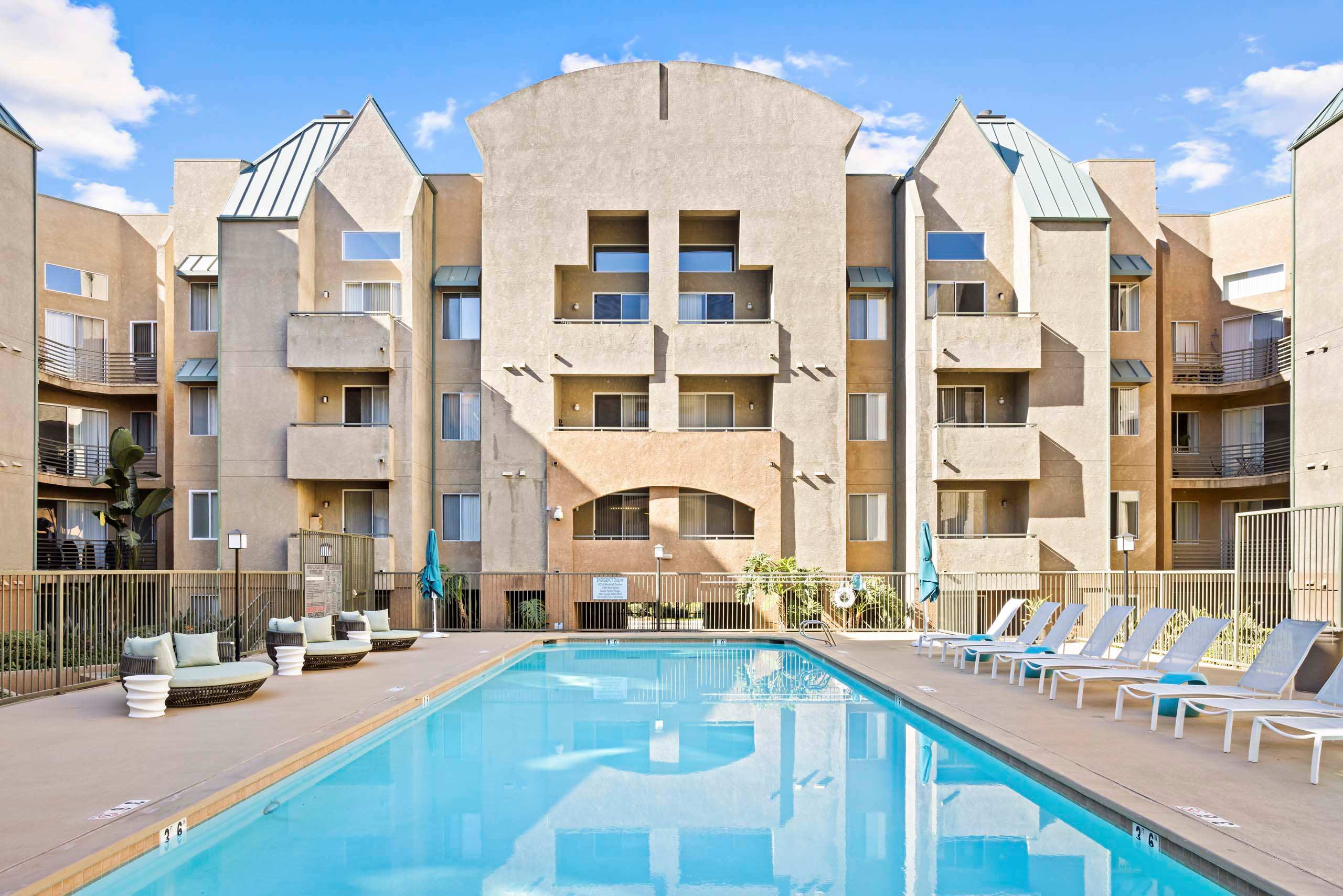 ユニベアシティ Apartments in UTC, San Diego | Costa Verde Village