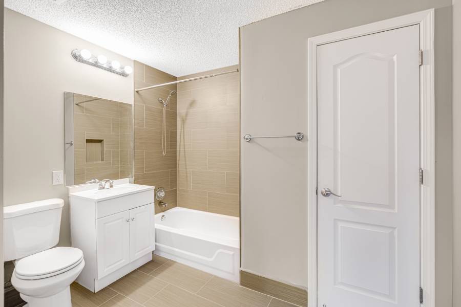 Gayoso House at Peabody Place apartment bathroom - Memphis, TN