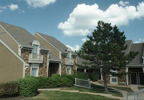 Pointe Royal exterior building - Overland Park, KS