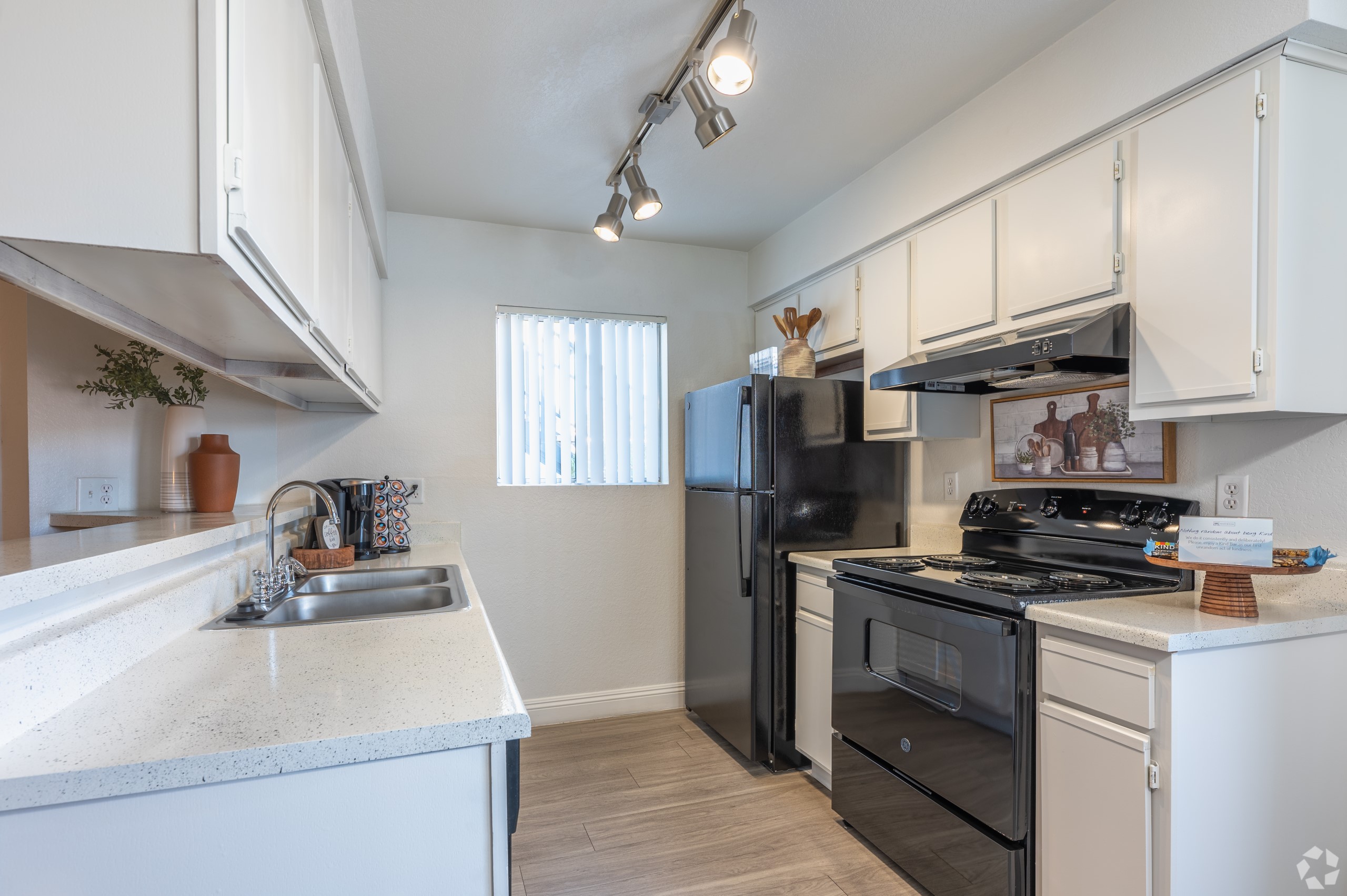 Sunset Winds Apartments 2 of 6