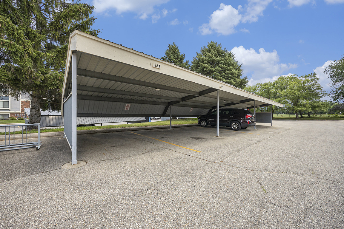 Parking at Byron Lakes Apartments