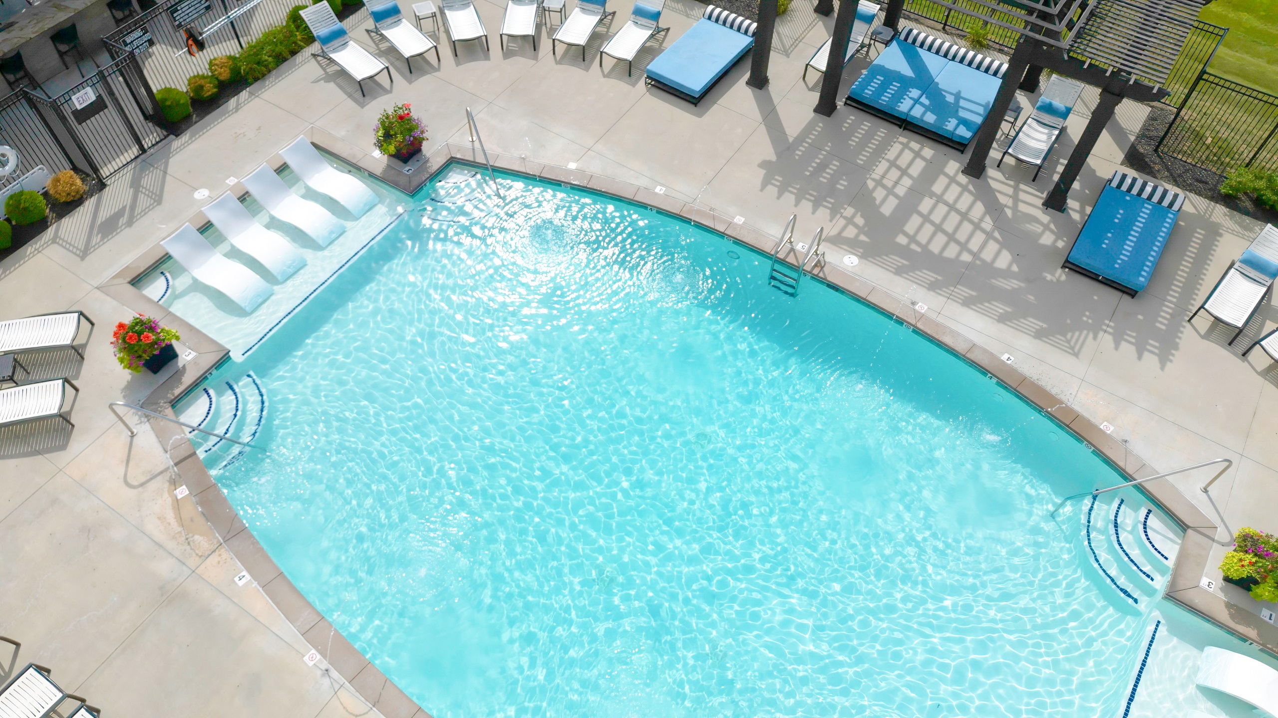 Pool at Bella Vista Apartments (3 of 4)