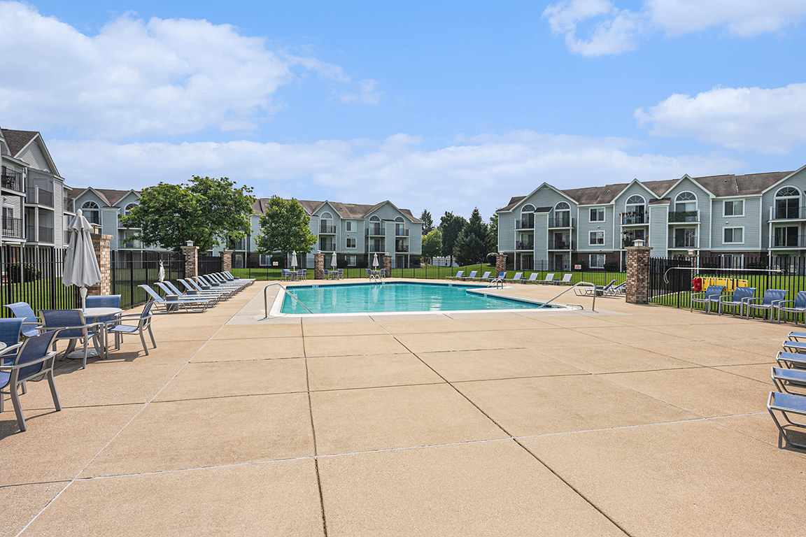 Pool at Gull Prairie/Gull Run Apartments and Townhomes (2 of 3)