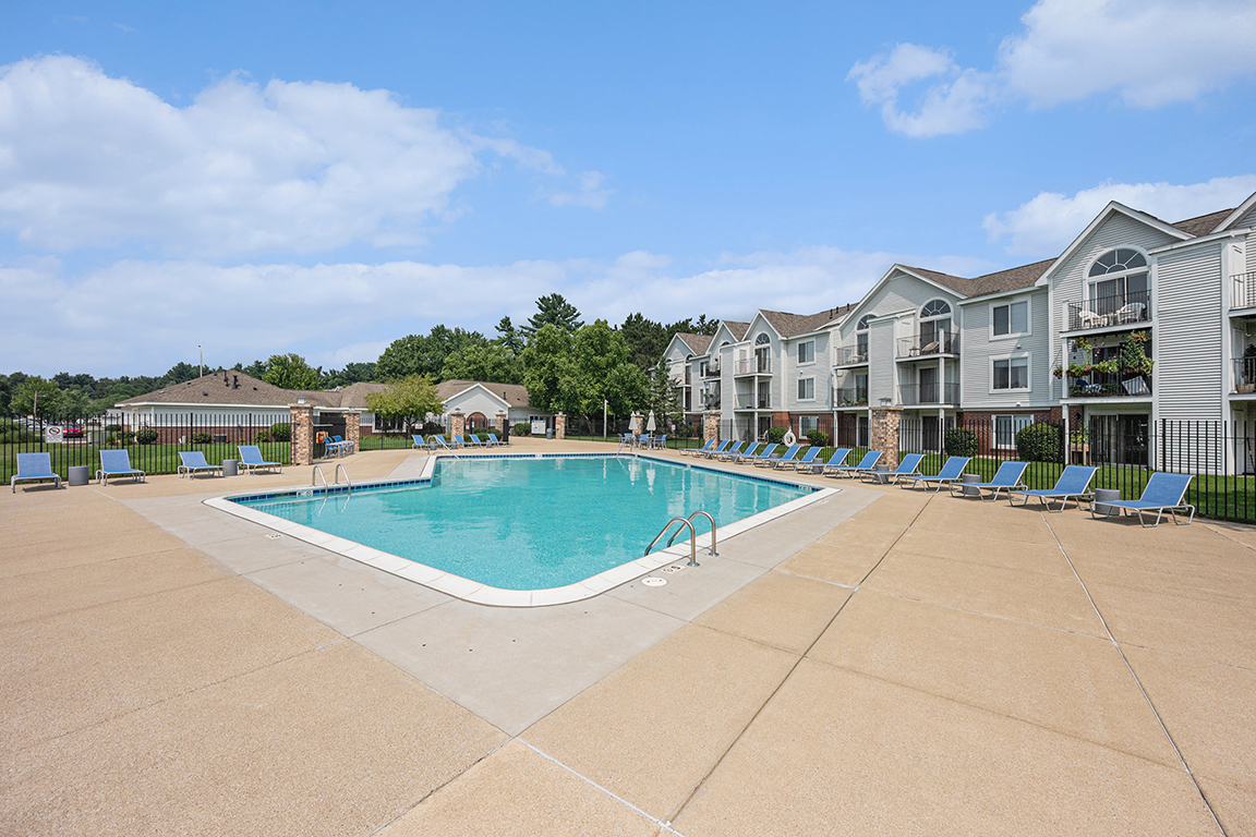 Pool at Gull Prairie/Gull Run Apartments and Townhomes (3 of 3)
